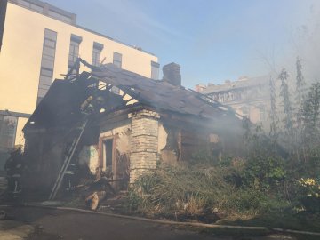 Вогонь масштабної пожежі біля Луцькради пошкодив сусідній будинок
