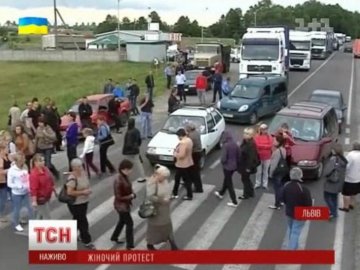 Солдатські матері заблокували три траси в Україні. ВІДЕО