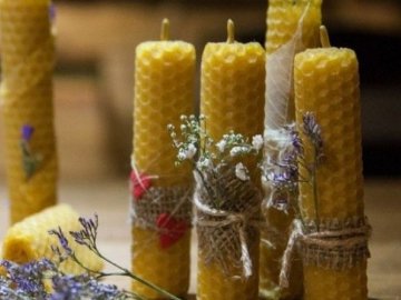 Волинянка розповіла секрет виготовлення «медових» свічок