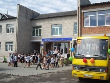 Сільській школі на Волині подарували автобус. ФОТО