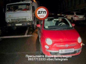 У Києві бетонозмішувач врізався в машину французького посольства