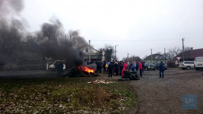 На «Устилузі» заблокували дорогу: «бляхарі» палять шини і ускладнюють рух. ФОТО. ВІДЕО