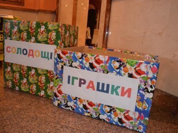 На луцькому Євромайдані збирають солодощі та іграшки для дітей