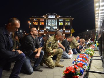 Пам’ять, яка житиме вічно: у Луцьку вшанували загиблих під Іловайськом. ФОТО