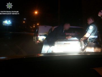 «Поступи по-людськи»: у Луцьку п'яний водій хотів дати хабар патрульному
