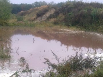 НП на Волині: нечистоти з відстійника затопили територію. ФОТО