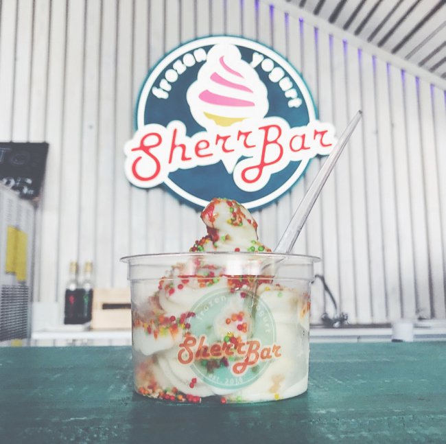 Розповіли, чому «Sherr bar» з йогуртованим морозивом особливий. ФОТО*