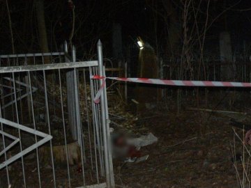 У Харкові на цвинтарі знайшли тіло немовляти, замотане в ганчірку і пакет