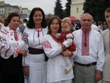 Одягнула всю родину: лучанка вишила понад пів сотні українських сорочок 