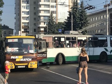 У центрі Луцька тролейбус в'їхав у маршрутку