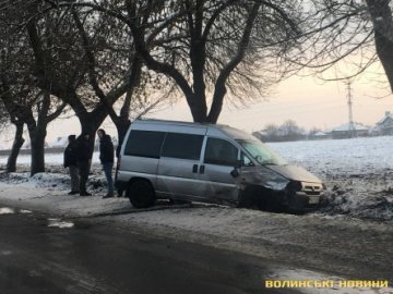 В результаті ДТП у Луцьку автомобіль злетів у кювет 