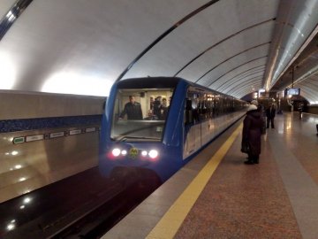 Київське метро підготувало незвичайні листівки до Дня закоханих. ФОТО