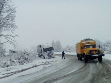 Через снігопад обмежили рух на трасі Київ-Чоп
