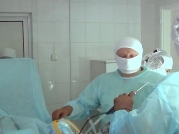 Волинські лікарі завдяки імпланту відновили пацієнтові роботу колінного суглоба. ВІДЕО