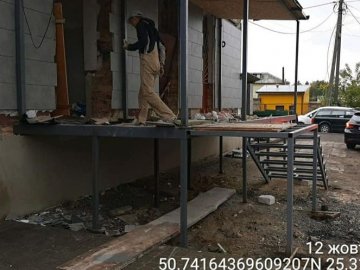 Завалив гіллям і добудував сходи: у Луцьку покарають власника квартири-«трансформера» 