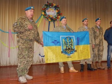 Прапор від «кіборгів» прикрасить шкільний музей у Володимирі-Волинському