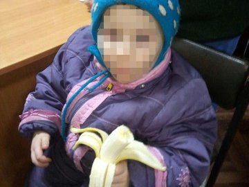 П’яна мати вигнала 3-річну дитину без одягу на мороз. ФОТО