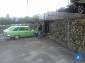 Аварія у Володимирі: автівка врізалася в пам'ятник