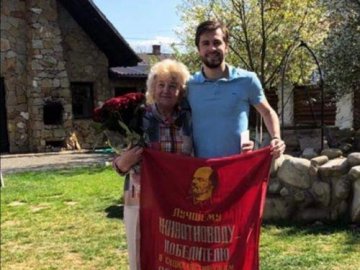Рівненського футболіста насварили за фото з прапором із зображенням Леніна