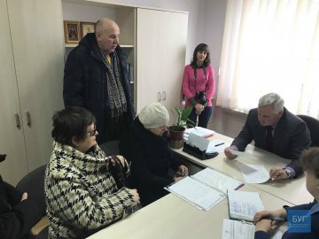 Мешканці Нововолинська, які проти будівництва нового житлового комплексу, пішли до мера. ВІДЕО