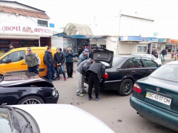 Аварія в Луцьку біля ринку: не розминулися легковики