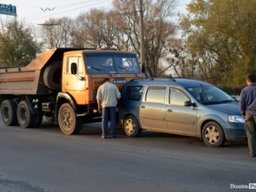 Аварія в Луцьку: КАМАЗ в'їхав у фургон. ФОТО