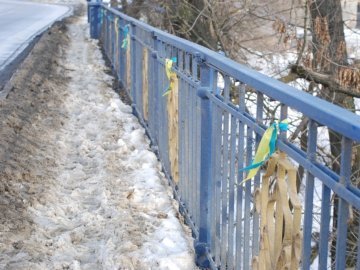Два луцькі мости - в синьо-жовтих стрічках. ФОТО