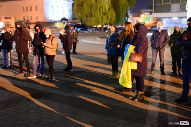 Лучани вийшли на Театральну площу відзначити сьому річницю Майдану. ФОТО