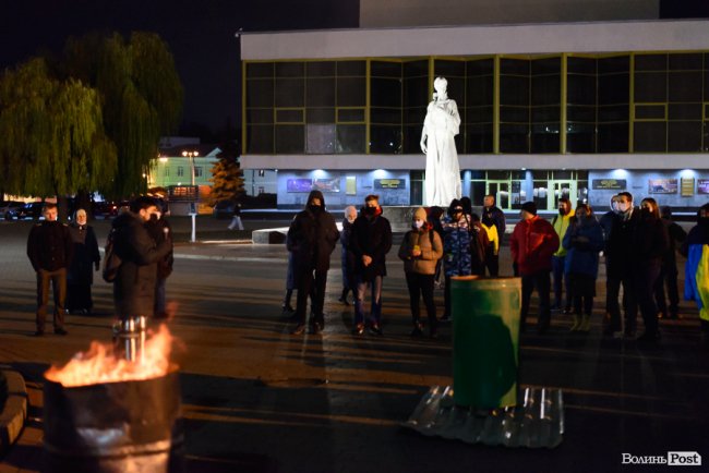 Лучани вийшли на Театральну площу відзначити сьому річницю Майдану. ФОТО