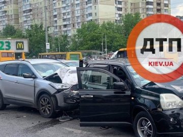 У Києві водій Hyundai протаранив кілька автівок та важко травмував патрульну, яка оформляла іншу автопригоду. ВІДЕО