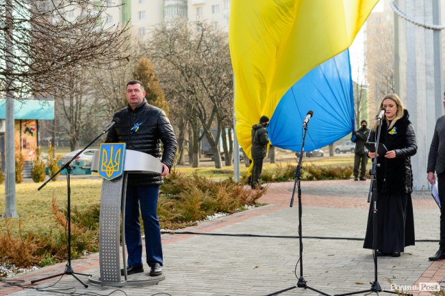 200-метровий прапор і синьо-жовті стрічки: у Луцьку святкують День єднання. ФОТОРЕПОРТАЖ