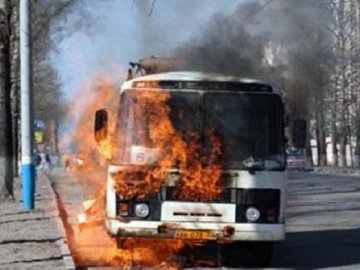 «Гаряча» поїздка: на Закарпатті автобус із людьми спалахнув під час руху 