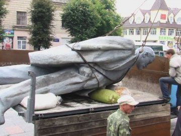 На Житомирщині знесли памʼятник Леніну. ФОТО