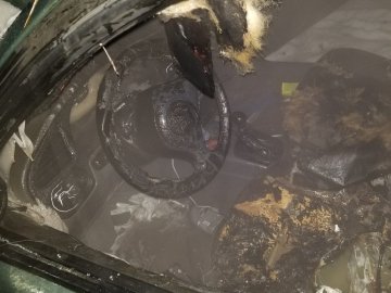 У Рівному вночі спалили автівку італійцю