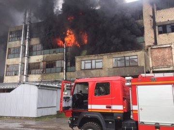 На фабриці у Чернівцях спалахнула масштабна пожежа. ФОТО