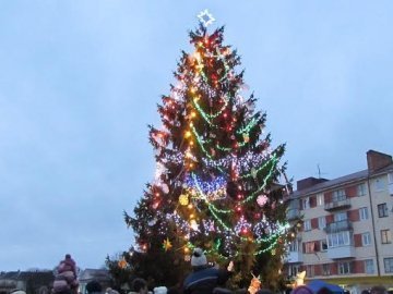 У Володимирі-Волинському відбулось відкриття новорічної ялинки. ФОТО