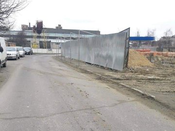 Муніципали «відчитали» будівельника, який забруднив дорогу у Луцьку