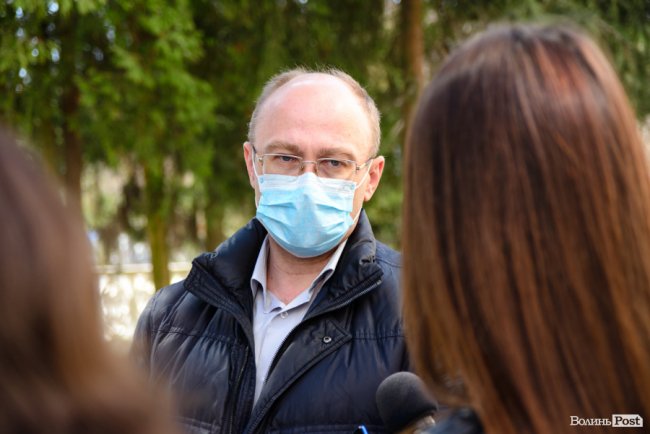 Апарат, якому немає рівних: Степан Івахів передав інфекційній лікарні Волині гематологічний аналізатор. ФОТО