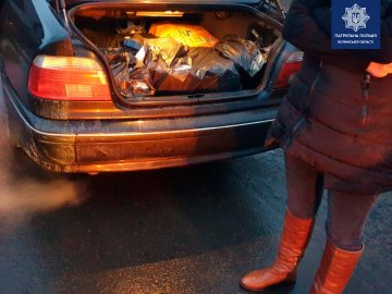 У Ковелі водійка напакувала  BMW незаконними цигарками