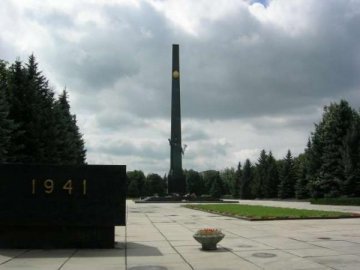 Вимагають змінити дату початку війни на луцькому меморіалі