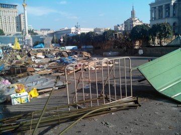 У Києві укріплюють барикади та будують нові