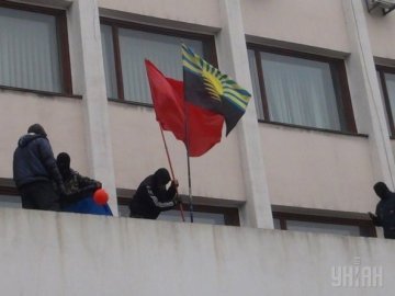 У Маріуполі сепаратисти захопили міськраду. ФОТО
