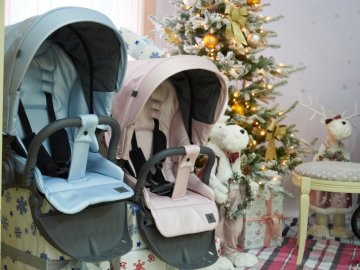 У Луцьку вручили дитячі коляски батькам, чиї діти народилися першими у новорічну ніч. ФОТО