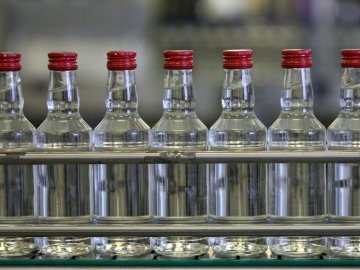 Тисячі пляшок підробок: на Волині фіскали борються із незаконним алкоголем 