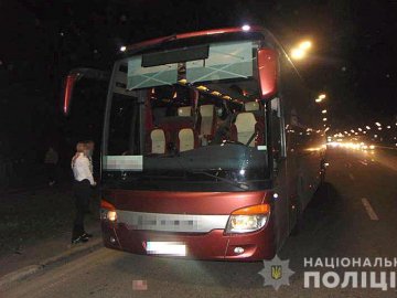 У рейсовому автобусі під Києвом п'яний чоловік поранив ножем пасажирів
