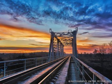 Захід сонця, залізниця, міст: луцький фотограф опублікував красиві фото