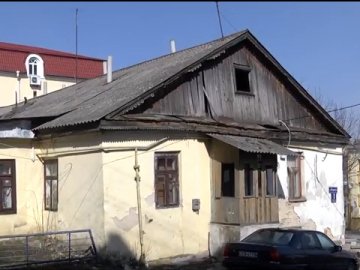 Впала стіна: поблизу Луцькради валиться будинок