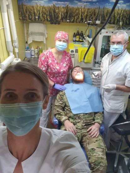 «ТриЗуб Дентал»: стоматолог з Волині безкоштовно лікував українських бійців у Маріуполі. ФОТО