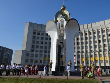 Синьо-жовтий символ: на Київському майдані Луцька урочисто підняли прапор. ФОТО