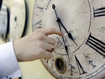 Сказали, коли українці переведуть годинники на літній час